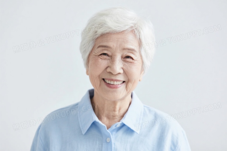 白发老年女性微笑肖像图片