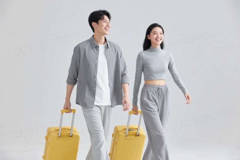 年轻男女拖行李箱行走柔光图片