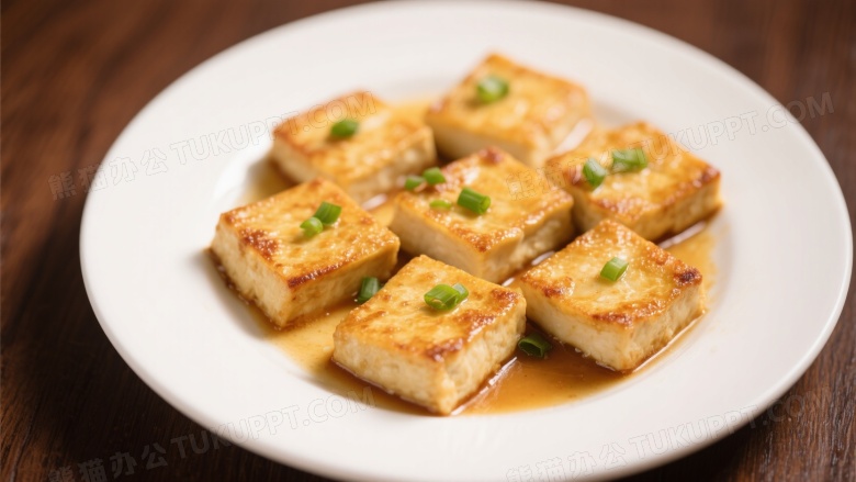 俯拍金黄煎豆腐青葱点缀图片