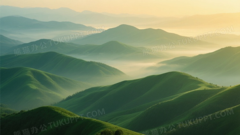 晨曦薄雾中层叠山峦逆光图片