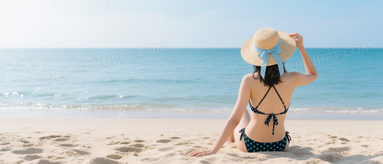 背影女性沙滩坐望海天图片