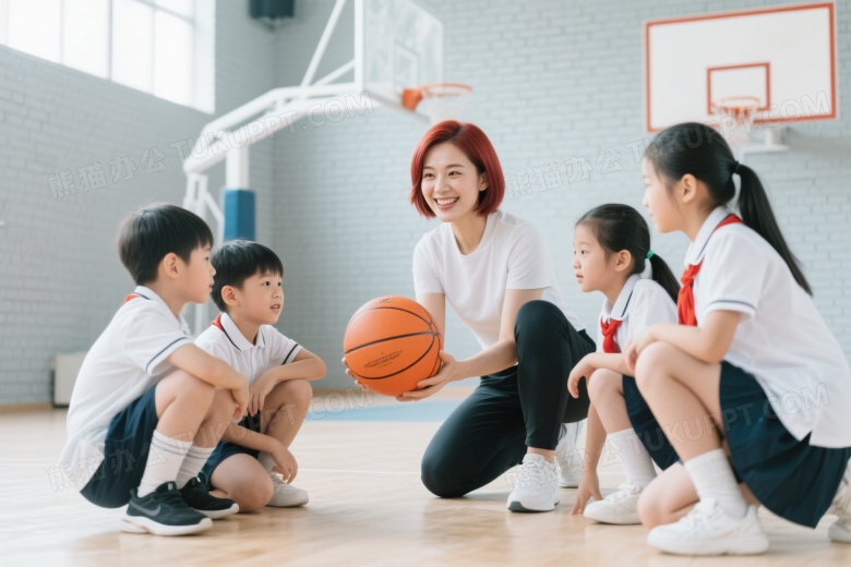 红发女教练持球教儿童图片
