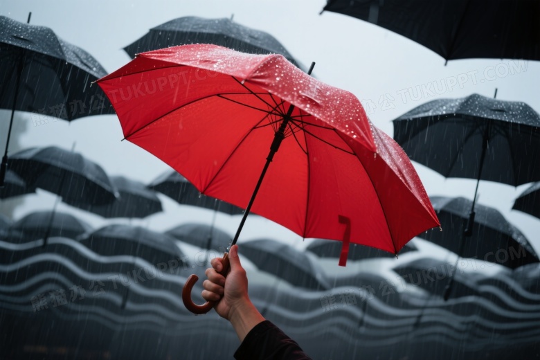 手持红伞暴雨中高举侧逆光图片
