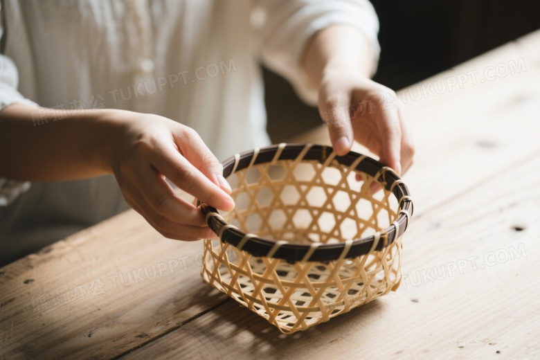 亚洲女性编织竹篮特写图片