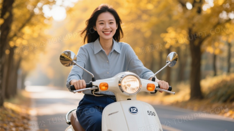 亚洲女性骑复古摩托逆光图片