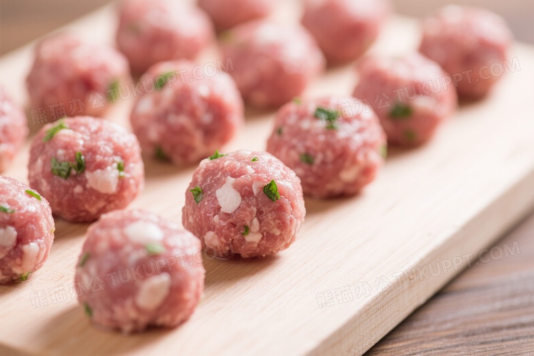 生肉丸砧板特写图片