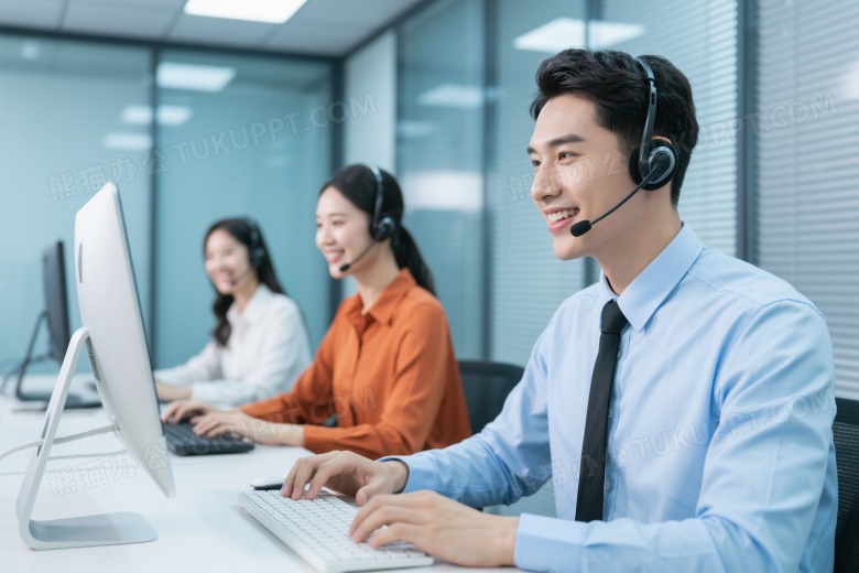 亚洲客服人员办公微笑交谈图片