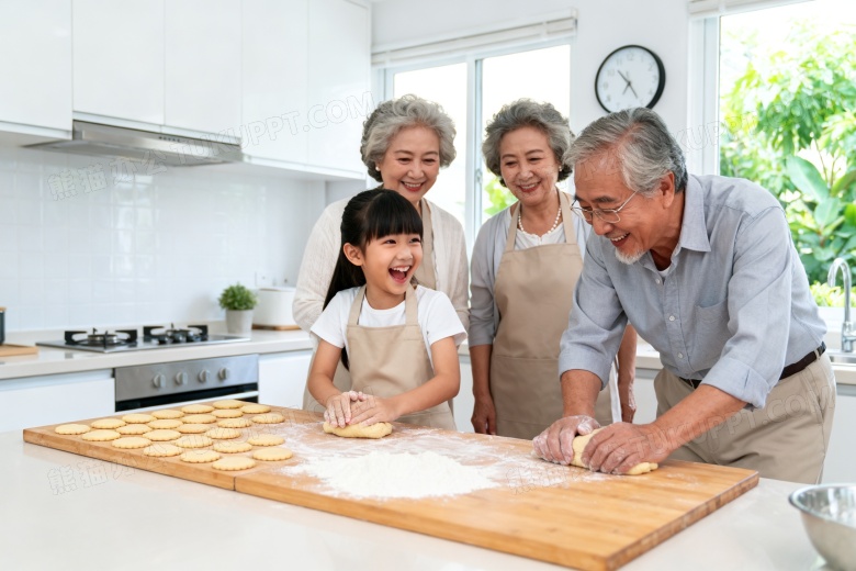 祖孙三代厨房制饼干温馨图片