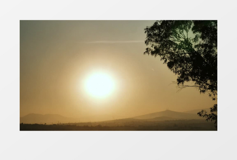 天空中的太阳缓缓落日地平线实拍视频