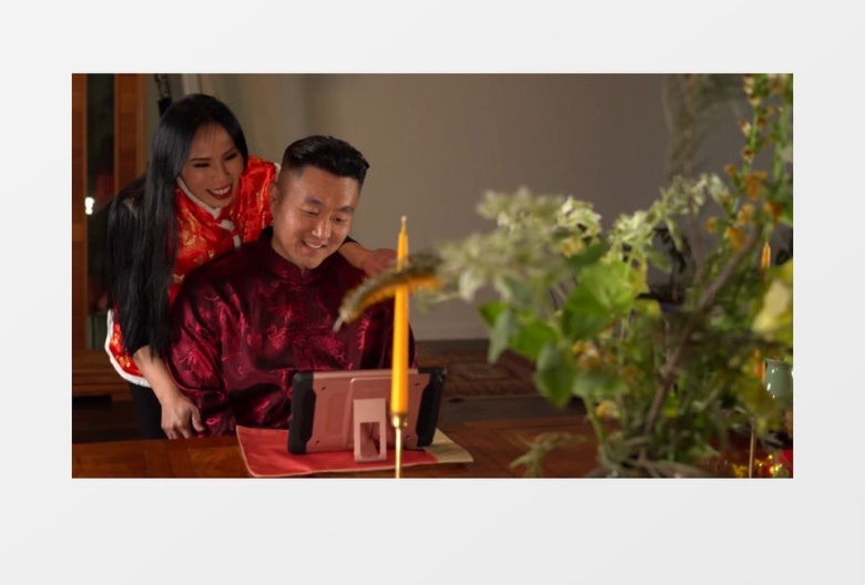 夫妻两人在桌前给友人视频实拍视频素材