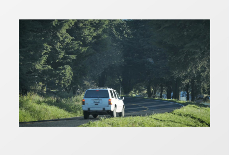 一辆汽车在郊外的公路上行驶实拍视频素材