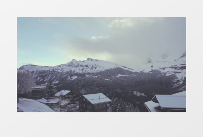 白雪皑皑的群山和一个小镇实拍视频素材