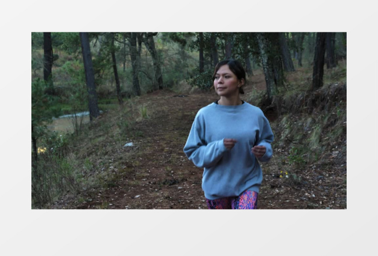 漂亮女孩在树林跑步实拍视频素材