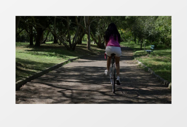  慢动作拍摄骑自行车的女人实拍视频素材