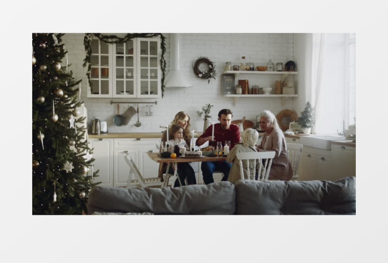 一家五口的温馨聚餐时刻实拍视频素材