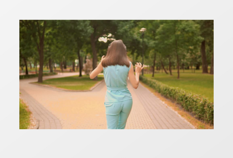 一个女人听着音乐舞蹈实拍视频素材