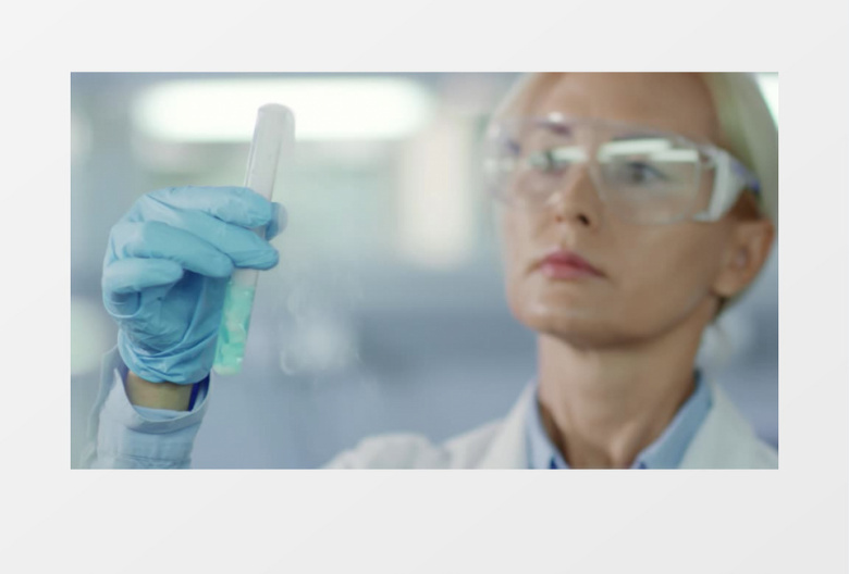 女科学家在观察冒烟的淡蓝色液体试管实拍视频素材