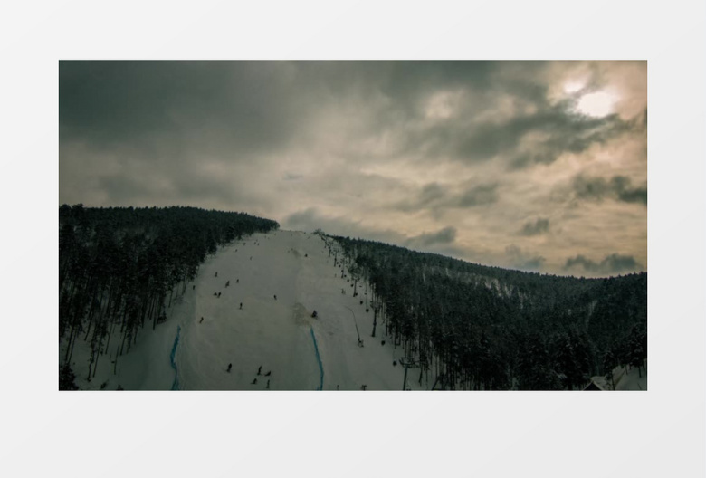 延时拍摄雪山上滑雪的人延时拍摄视频素材