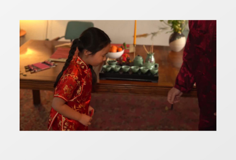 爸爸在给女儿递红包实拍视频素材