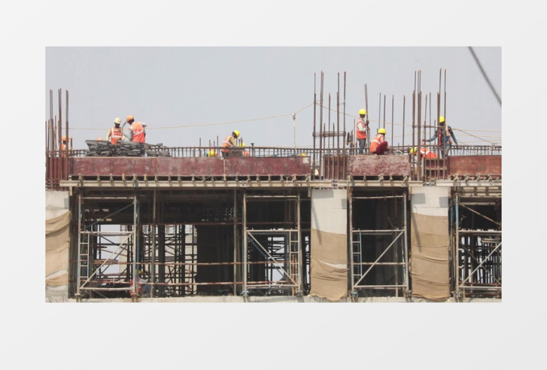建筑工人正在忙碌建造房屋实拍视频素材