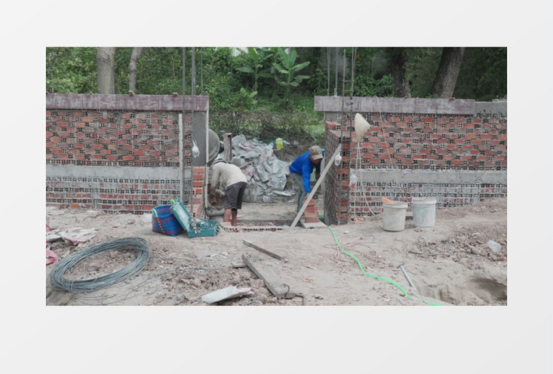 建筑工人在建造房屋实拍视频素材
