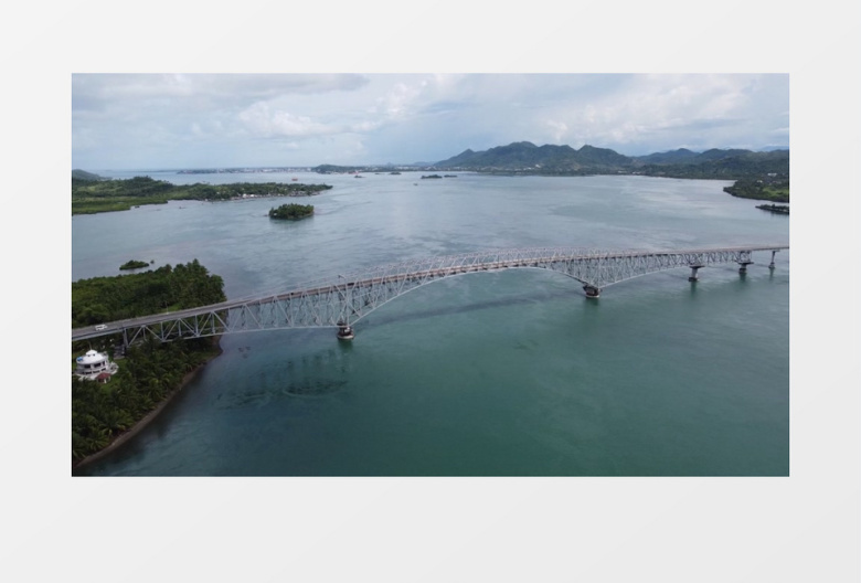 航拍横跨河流的大桥实拍视频素材