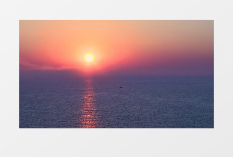 夕阳落下照应着海面实拍视频素材